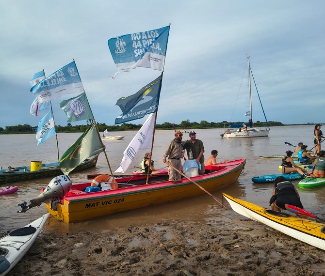 En Paraná una fiesta recibió a la campaña fluvial por la soberanía del río En Paraná una fiesta recibió a la campaña fluvial por la soberanía del río